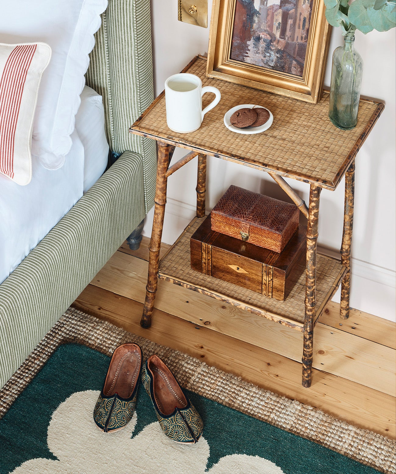 handmade green wool rug with scallop border