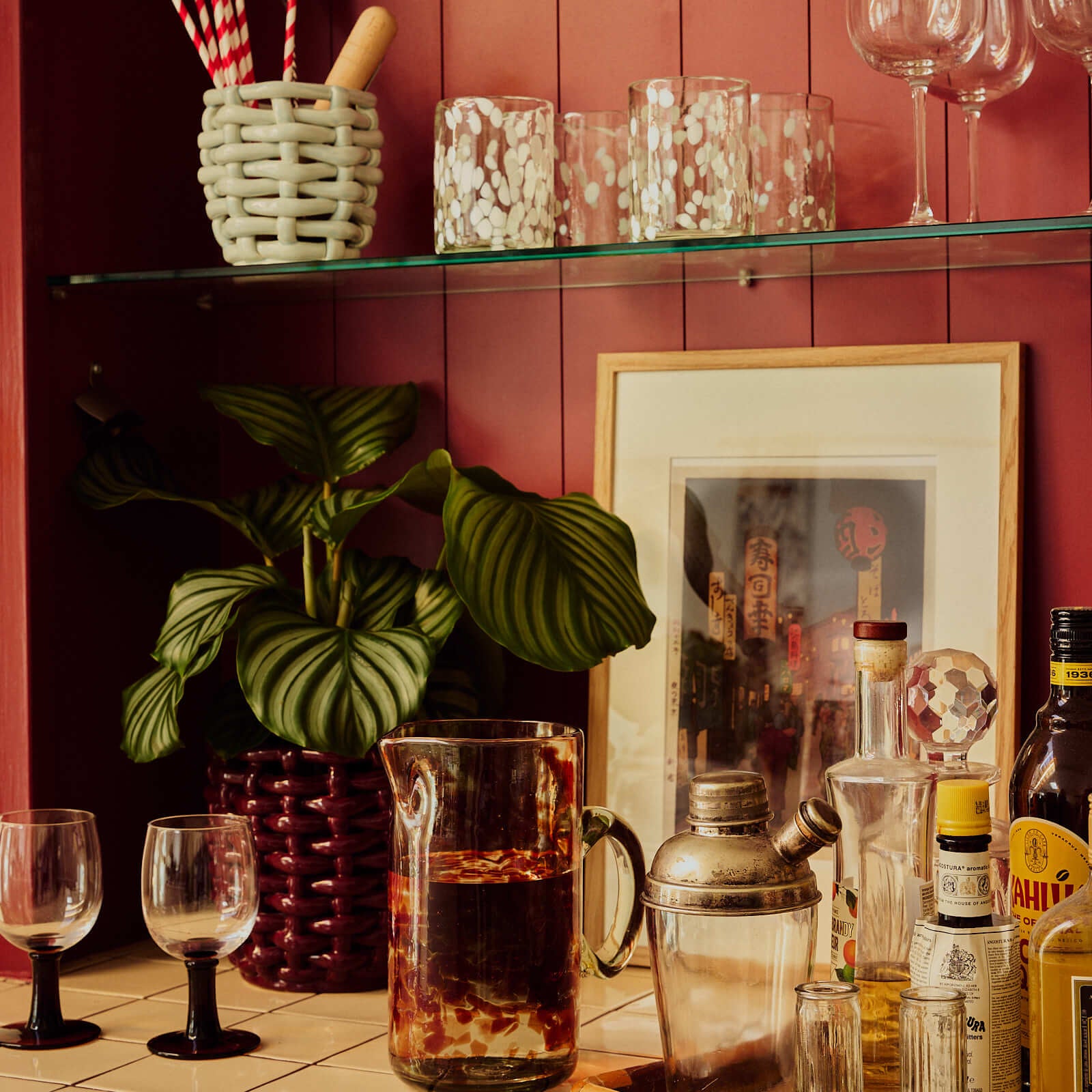 Oro_Jug_and_Blanco_Glasses_on_Shelf