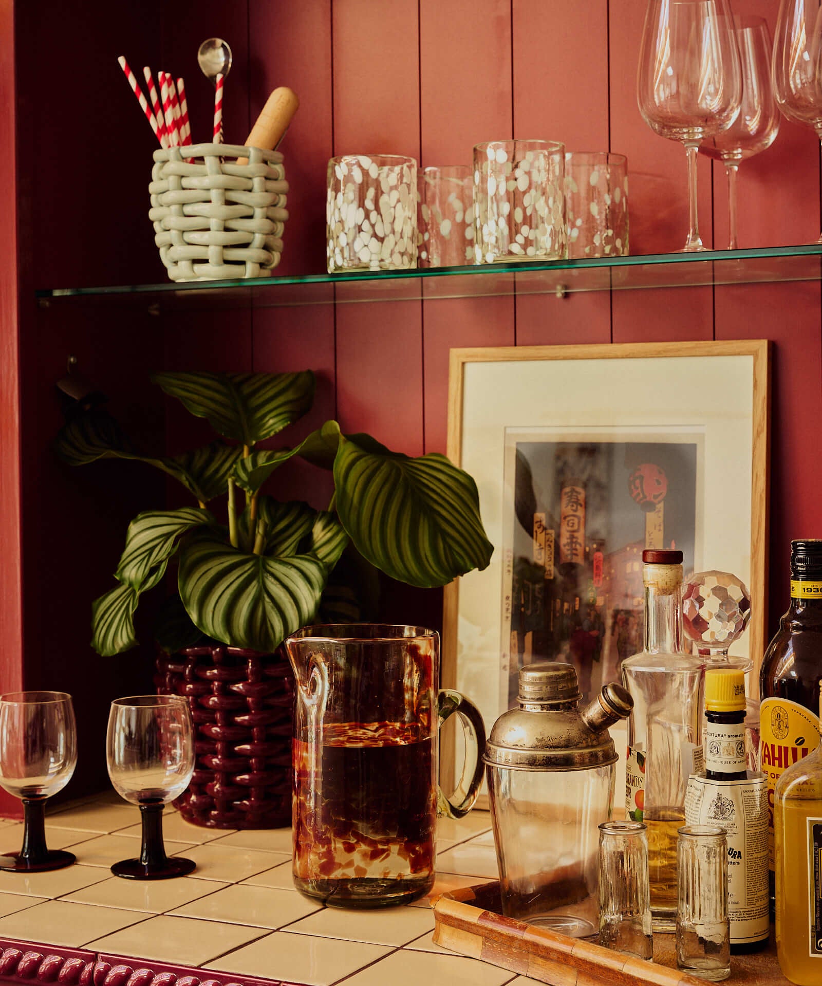 Oro_Jug_and_Blanco_Glasses_on_Shelf