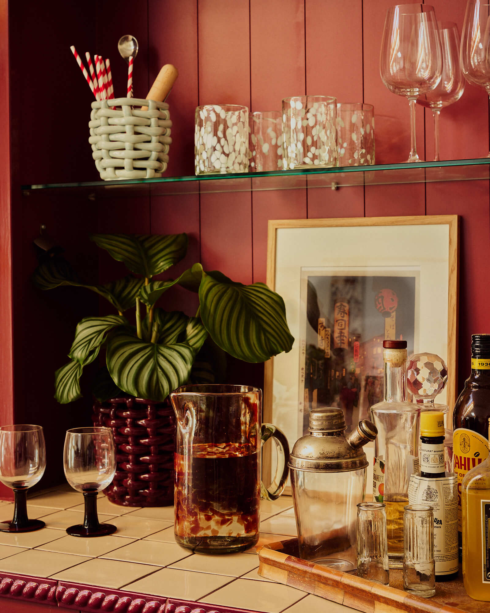Oro_Jug_and_Blanco_Glasses_on_Shelf